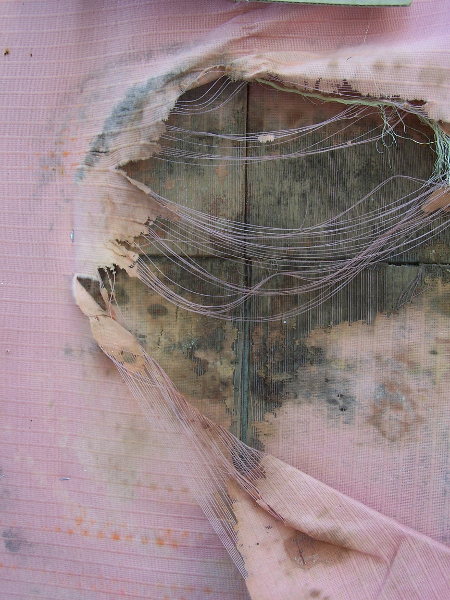Katrin Zeise - o. T. (Rosa Textil, verletzt) (2011)